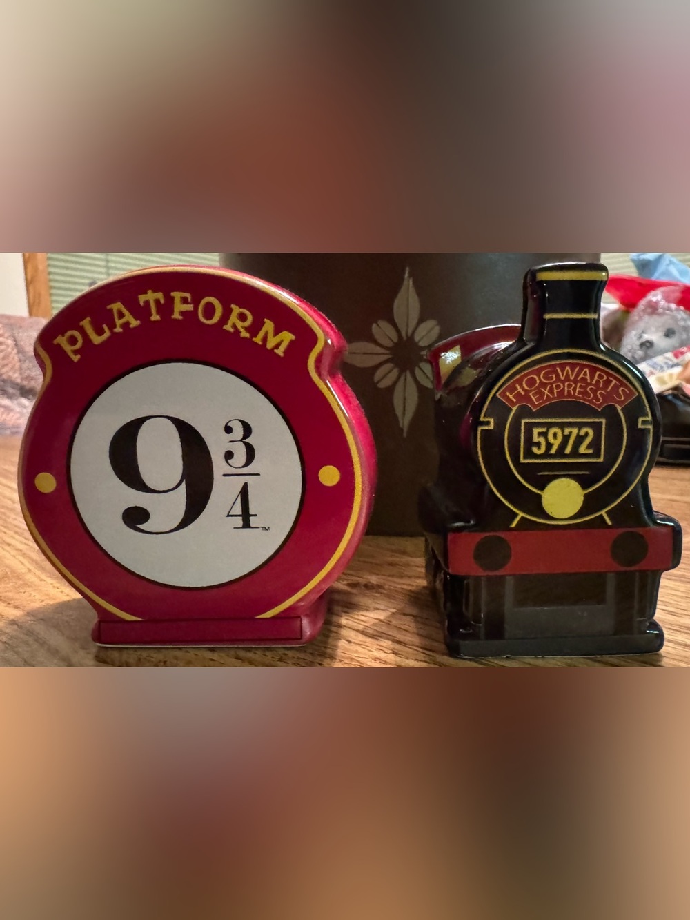 Harry Potter, ceramic salt and pepper shakers Hogwarts express & 9 3/4 platform